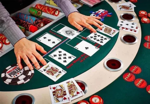 Một bàn Poker thực tế