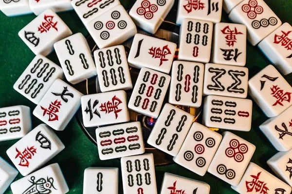Bộ bài mạt chược có 160 quân bài với hình vẽ và ký hiệu tiếng Hán