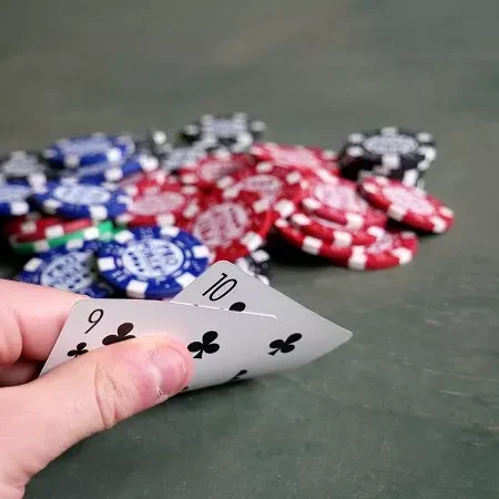 Bài rác trong Poker là gì? Khi nào nên từ bỏ chơi với bài rác?