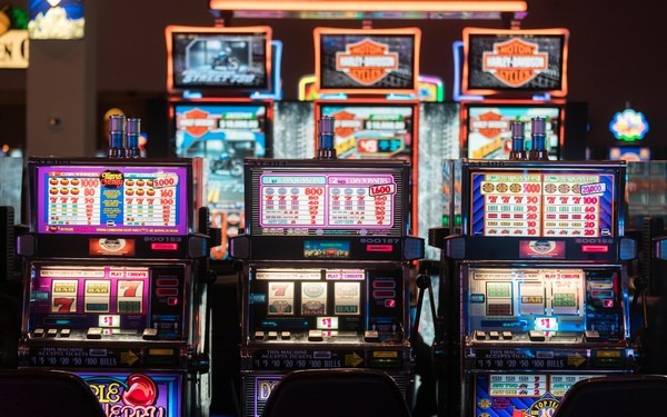 Trò chơi Slot Machine khá phổ biến tại các sòng Casino cả thực tế lẫn Online
