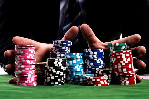 No Limit không giới hạn tiền người chơi có thể đặt cược trong Poker