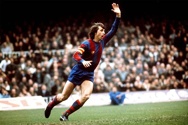 Huyền thoại Johan Cruyff  từng nằm trong đội hình xuất sắc nhất Barcelona