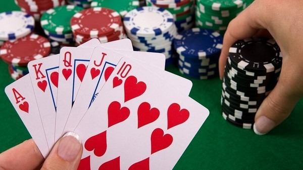 Cả Xì tố và Poker đều có Thùng Phá Sảnh là cao nhất trong dàn bộ bài