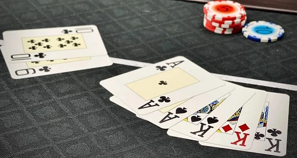Cách chơi Stud Poker rất đơn giản