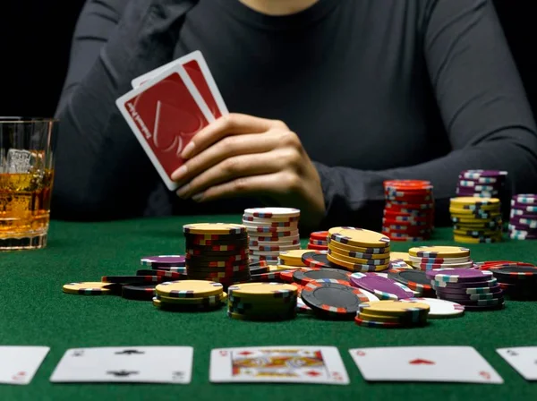 Poker sử dụng bộ bài Tây 32 lá để chơi