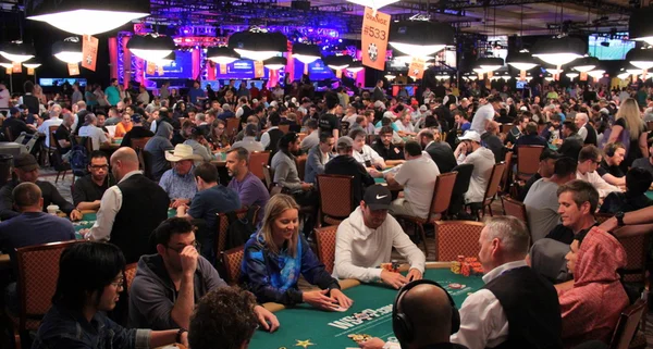 Một bàn Poker đủ người sẽ được gọi là Full Ring